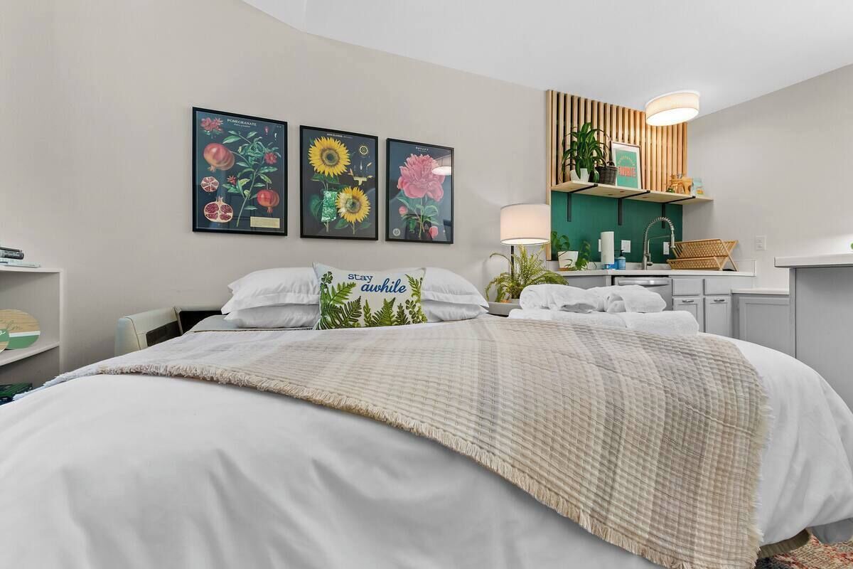 1 dormitorio, tabla de planchar con plancha, wifi y ropa de cama