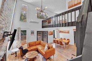 Televisión, chimenea y oficina 