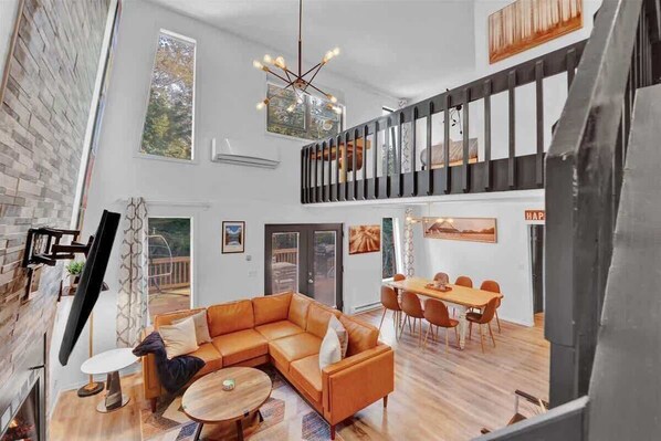 Televisión, chimenea y oficina 