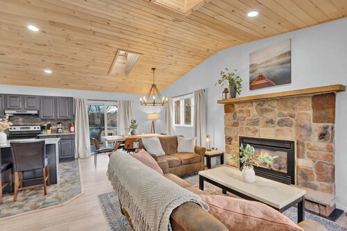 LakeFront Pocono Cabin | Massive Yard & Hot Tub