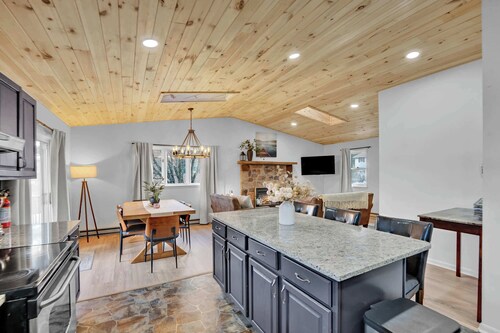 LakeFront Pocono Cabin | Massive Yard & Hot Tub