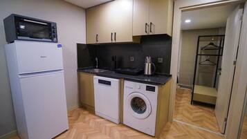 Departamento económico | Cocineta privada | Refrigerador con congelador, horno, parrilla de estufa y lavavajillas