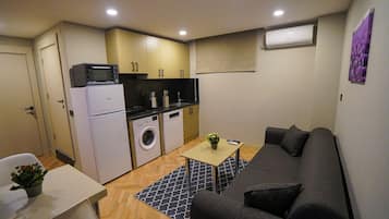 Economy-Apartment, 1 Schlafzimmer | Wohnbereich | 43-Zoll-Smart-TV mit Satellitenempfang, Netflix, Streaming-Dienste