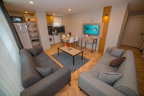 Refrigerador con freezer, horno, placa de cocina, lavavajillas