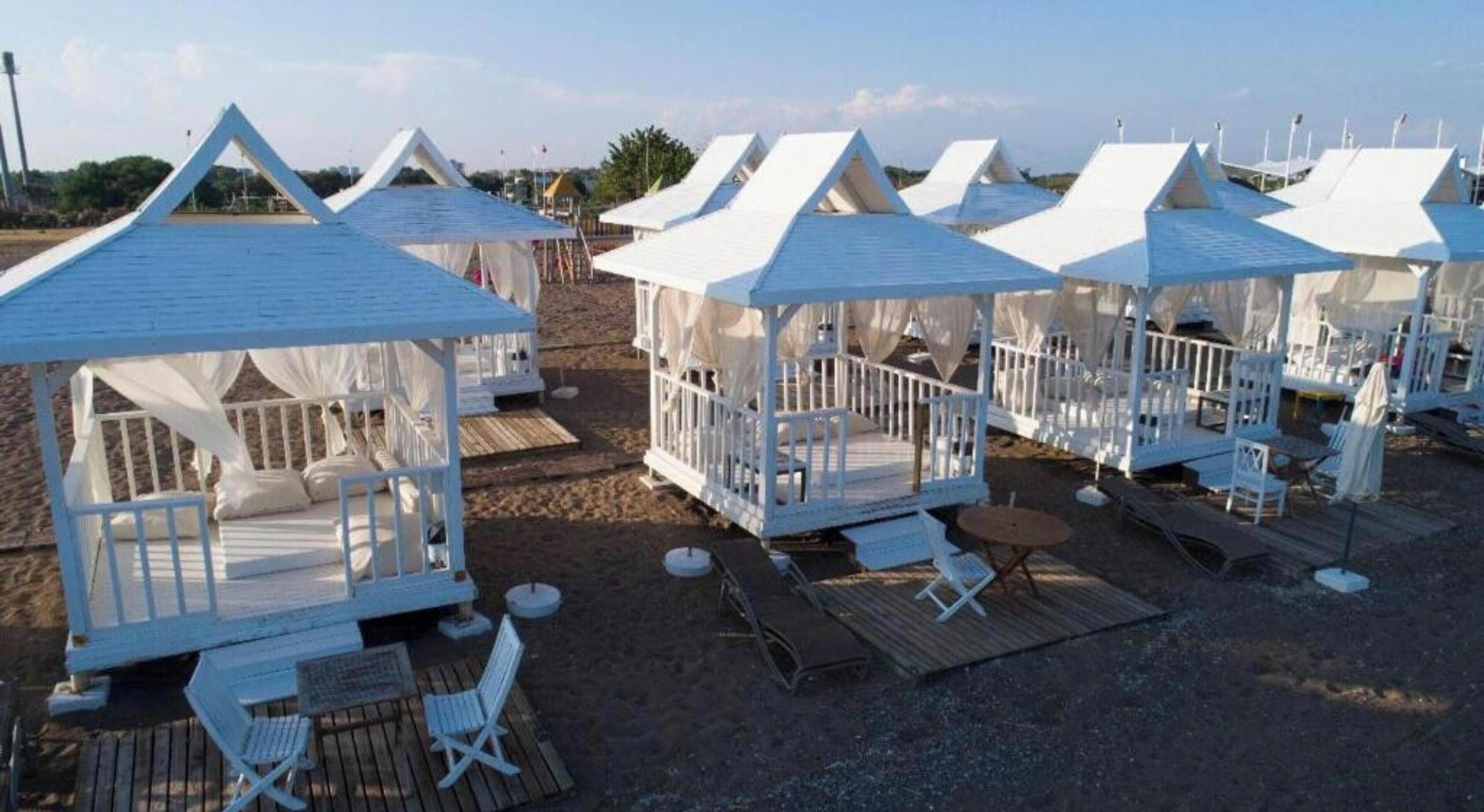 Free beach shuttle, sun-loungers, beach umbrellas