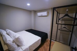 Departamento económico | Escritorio, espacio para trabajar con laptop y insonorización