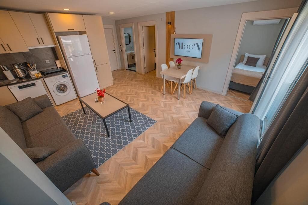 Deluxe Apartment, 3 Bedrooms, Patio | Private kitchen | Full-sized fridge, oven, stovetop, dishwasher