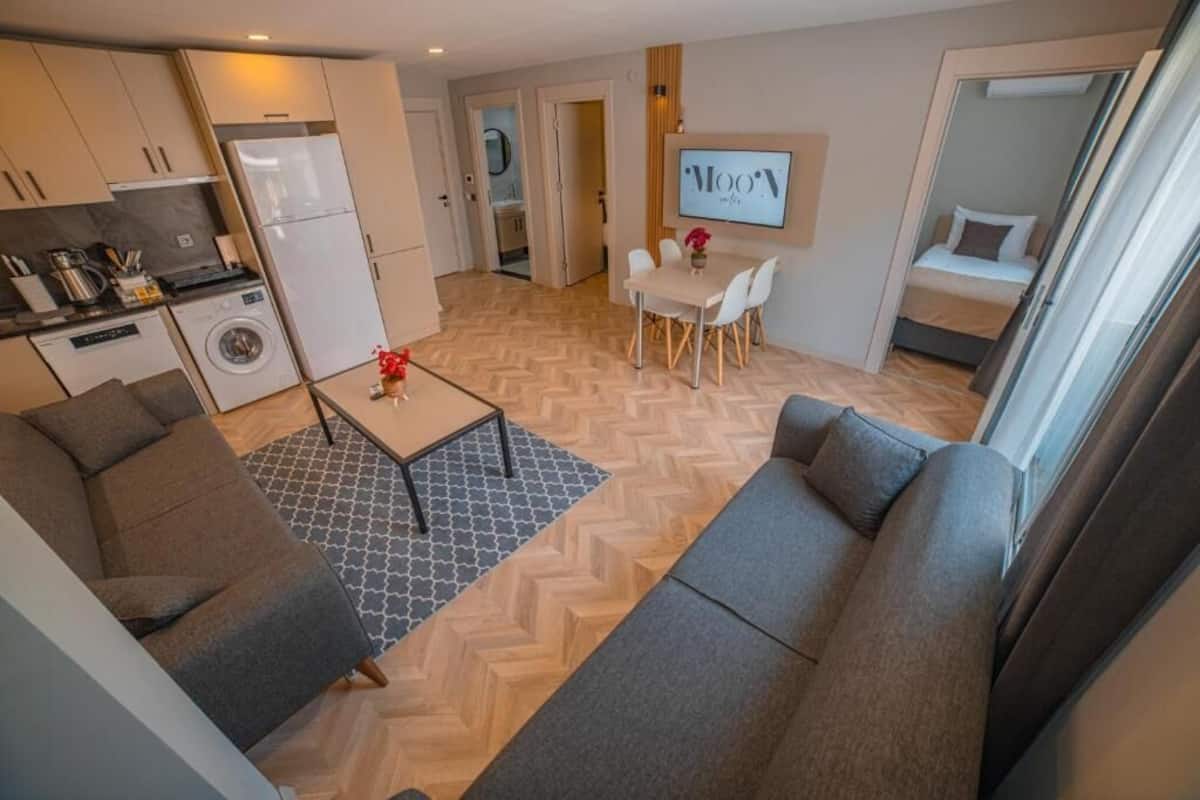 Deluxe Apartment, 3 Bedrooms, Patio | Private kitchen | Full-sized fridge, oven, stovetop, dishwasher