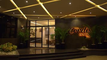 Voorkant accommodatie - avond/nacht