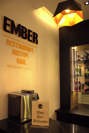 2 bars/lounges, poolside bar - The Cordis Hotel Ikeja (Lagos)