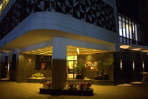 Fachada de la propiedad por la tarde o noche