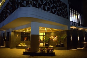 Fachada da propriedade à noite