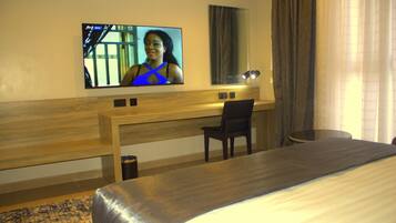 Deluxe Room | In-room safe, desk, laptop workspace, soundproofing