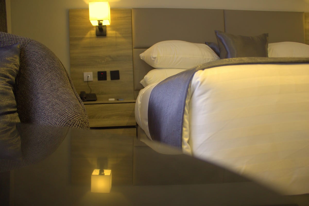 Quarto luxo | Cofres nos quartos, escrivaninha, espaço de trabalho para notebook