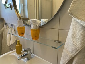 Secador de pelo, toallas, papel higiénico