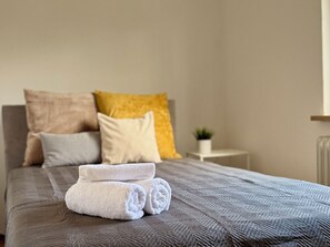 3 bedrooms, iron/ironing board, travel crib, free WiFi - Green oasis in Weikersheim, close to the center in a very quiet location. (Weikersheim)