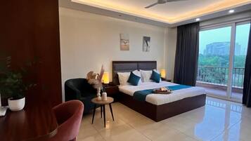 Deluxe kamer, 1 twee- of 2 eenpersoonsbedden, balkon | Pillowtop-bedden, een kluis op de kamer, een bureau, een laptopwerkplek