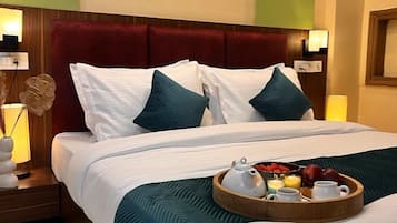 Deluxe kamer, 1 twee- of 2 eenpersoonsbedden, balkon | Pillowtop-bedden, een kluis op de kamer, een bureau, een laptopwerkplek