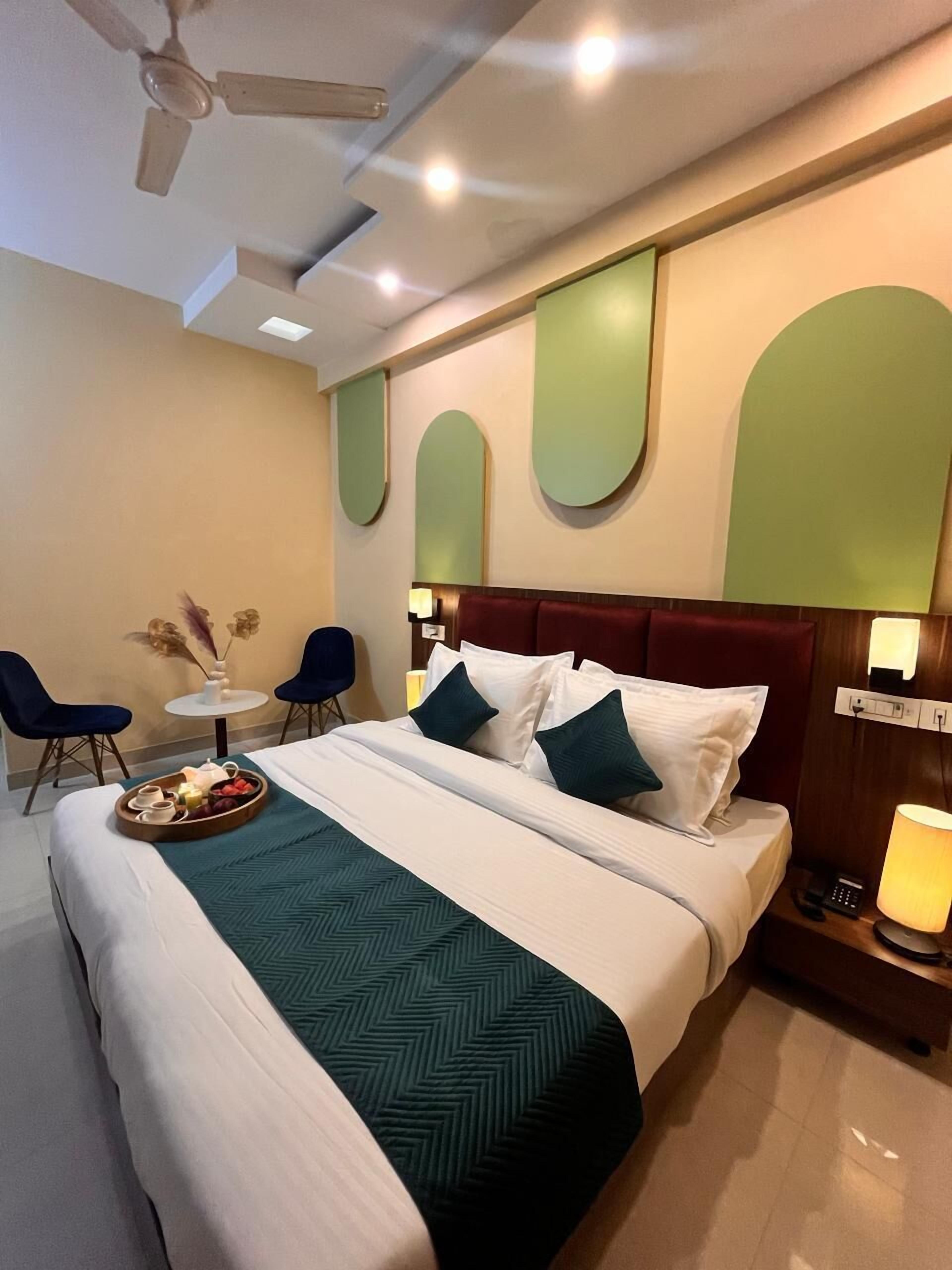 Deluxe Double Room, Balcony | Pillowtop beds, in-room safe, desk, laptop workspace