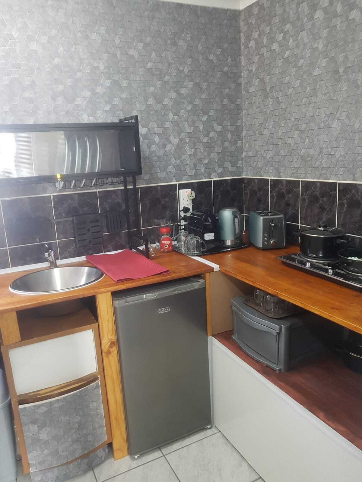 Fridge, stovetop, coffee/tea maker, electric kettle