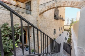 المنطقة المحيطة بالمنشأة