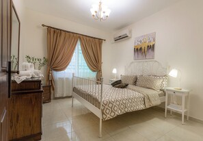 خزنة داخل الغرفة ومكتب ومكواة/لوح كي وسرير سفر