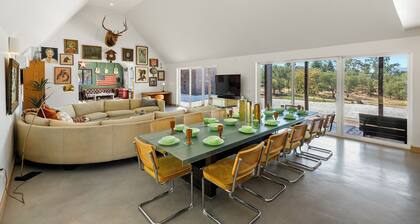 Mid Century Ranch on 6 Acres Sleeps 12