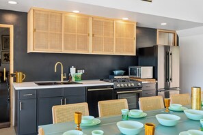 Fridge, oven, stovetop, toaster - Mid Century Ranch on 6 Acres Sleeps 12 (Templeton)