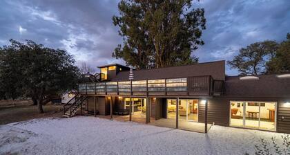 Mid Century Ranch on 6 Acres Sleeps 12
