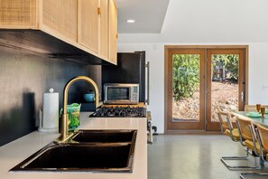 Refrigerador, horno, parrilla de estufa y tostadora 