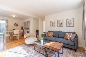 TV, peis, bøker og kontorer