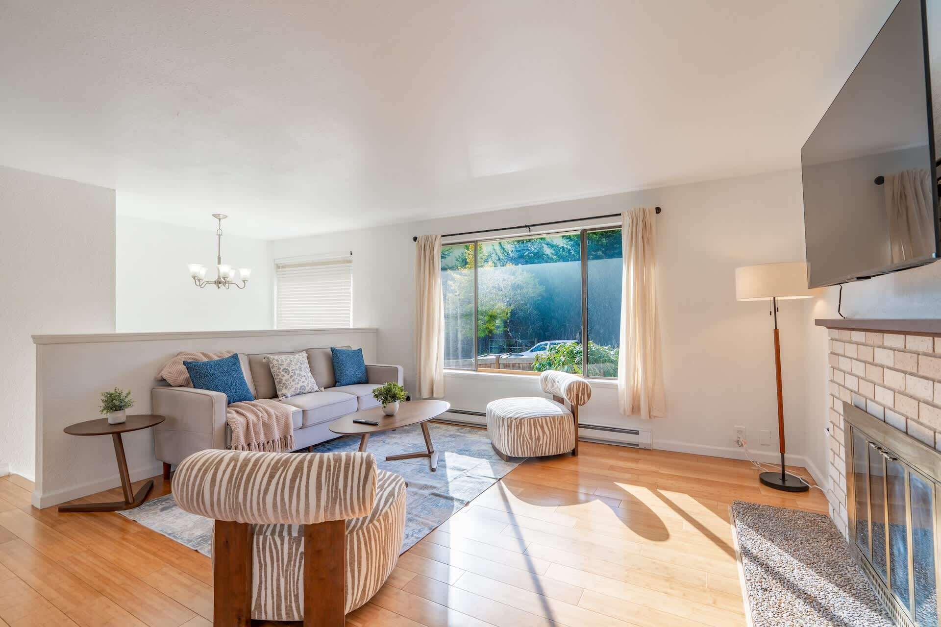 Fernseher, Kamin, Bücher, Arbeitsbereiche