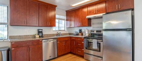 冰箱、微波炉、烤箱、炉灶