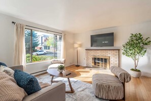 TV, peis, bøker og kontorer