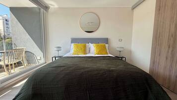 Tabla de planchar con plancha, wifi y ropa de cama