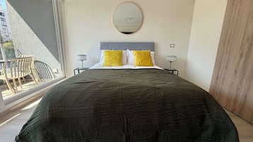 Een strijkplank/strijkijzer, wifi, beddengoed