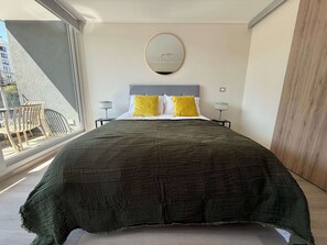 Een strijkplank/strijkijzer, wifi, beddengoed