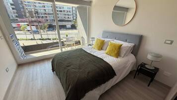 Tabla de planchar con plancha, wifi y ropa de cama