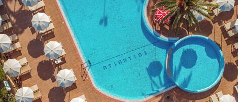 Een seizoensgebonden buitenzwembad