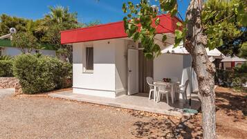Family Bungalow, Garden View | Desk, WiFi