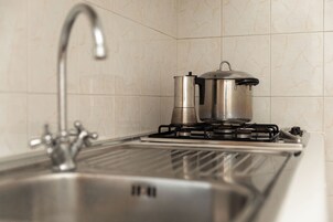 Bungalow familiare, vista giardino | Angolo cottura privato | Frigorifero, piano cottura, pentole/stoviglie/utensili