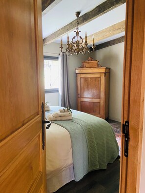 2 habitaciones, tabla de planchar con plancha y cuna de viaje