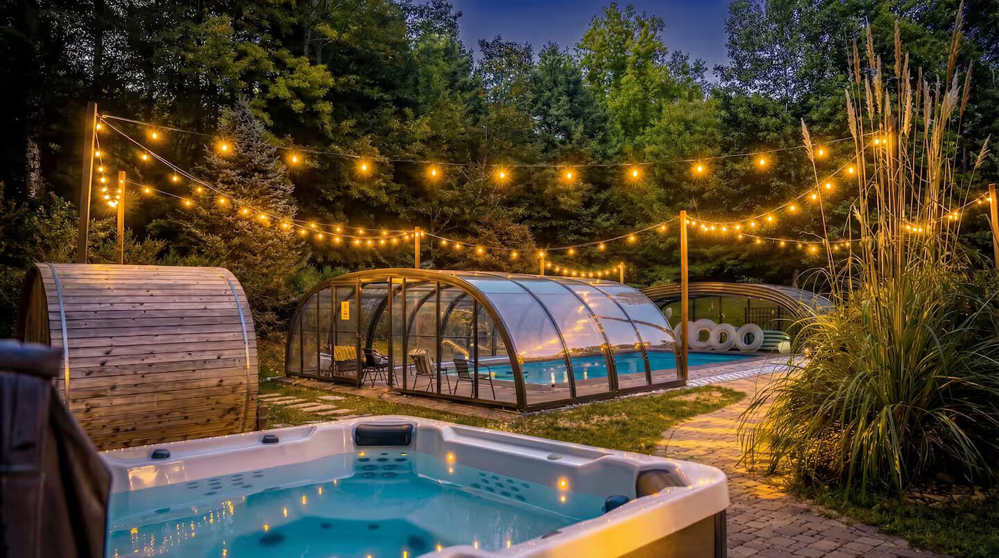 Una piscina al aire libre, una piscina climatizada