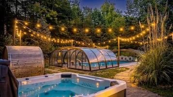 Una piscina al aire libre, una piscina climatizada