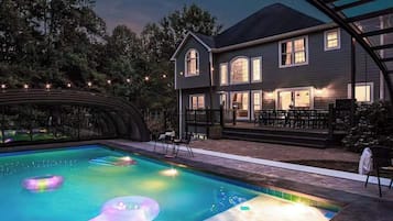 Alberca al aire libre y alberca climatizada