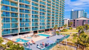 Innendørsbasseng og et oppvarmet basseng