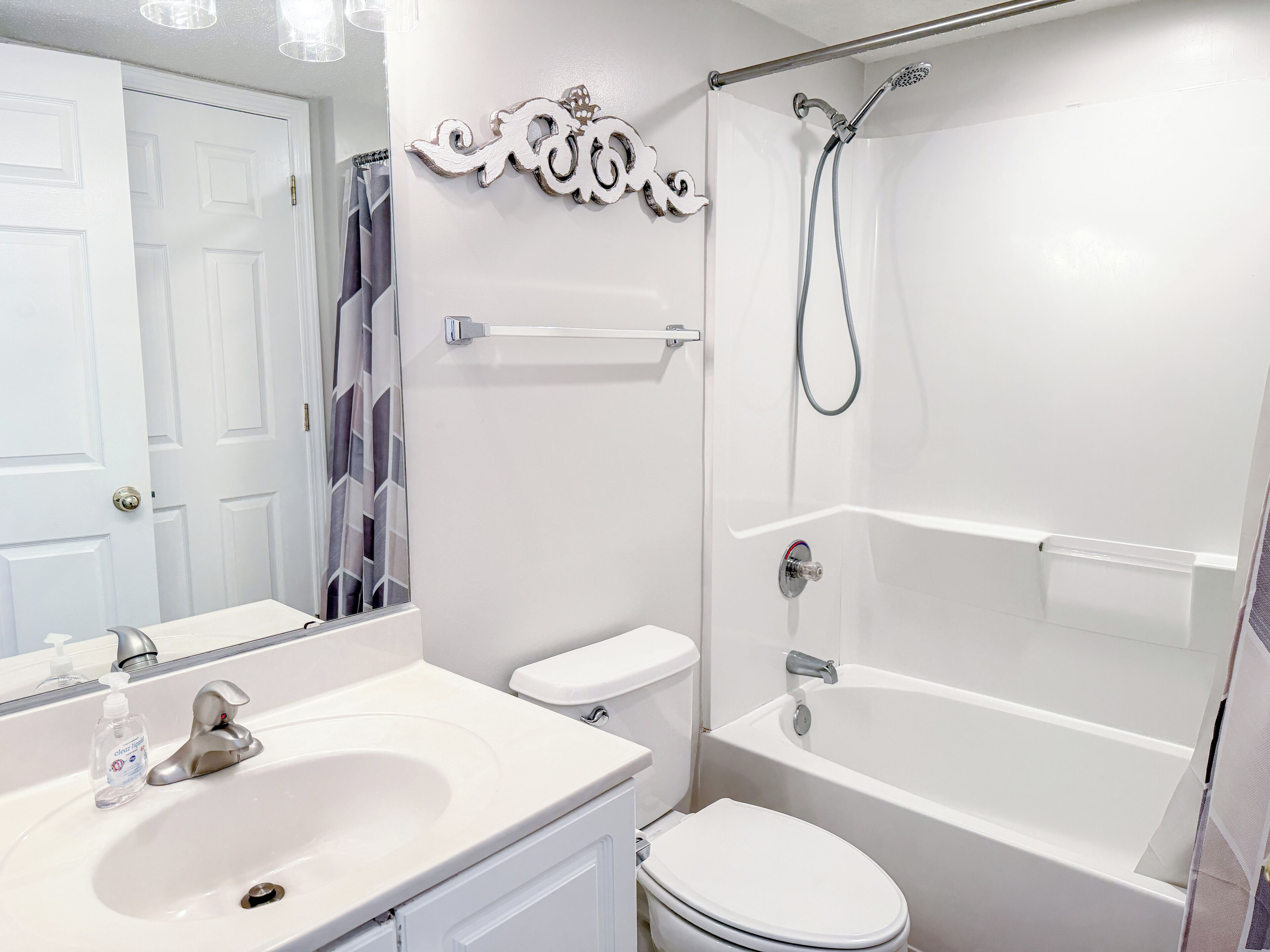 Ein Badezimmer mit Waschbecken, Toilette und Badewanne.