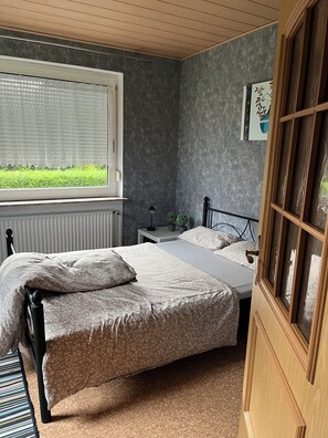 3 bedrooms, bed sheets