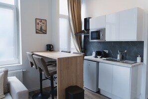 Fridge, microwave, oven, stovetop - Modern 1BR & 1LR Flat near Ghent Castle & Center (Ghent)