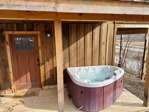 Banyera d'hidromassatge a l'aire lliure